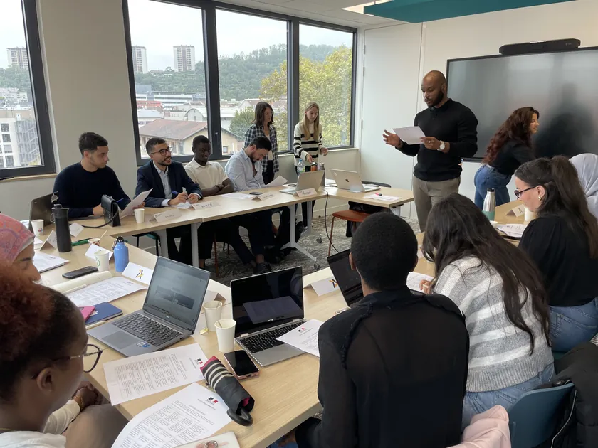 Un atelier 2’MAX à l’Apec : des jeunes préparent leur pitch autour des tables