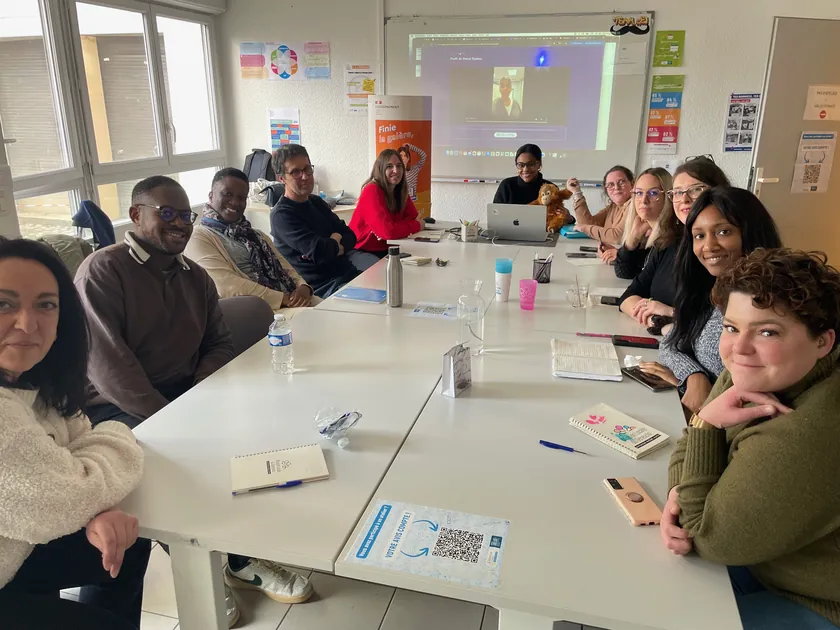 Un atelier 2’MAX en mission locale, autour d’une grande table