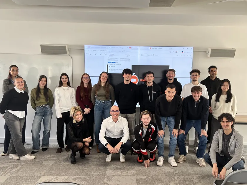 Une classe pose avec l’équipe 2 Minutes Max après une intervention au lycée La Favorite
