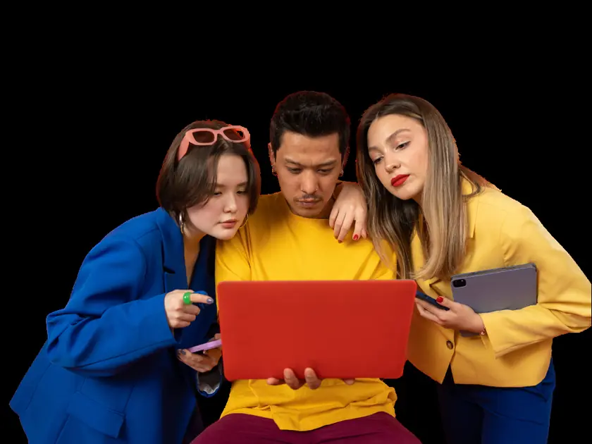 Trois jeunes candidats découvrent une candidature vidéo sur un ordinateur portable